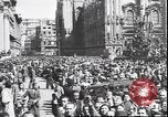 Standbild Übergabe Feier am Duomo di Milano Milano Italien, 1945, aus Sekunde 18 historischem Filmmaterial Videoclip 65675059076