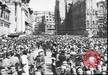 Standbild Übergabe Feier am Duomo di Milano Milano Italien, 1945, aus Sekunde 19 historischem Filmmaterial Videoclip 65675059076