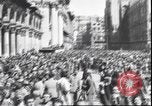 Standbild Übergabe Feier am Duomo di Milano Milano Italien, 1945, aus Sekunde 20 historischem Filmmaterial Videoclip 65675059076