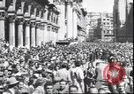 Standbild Übergabe Feier am Duomo di Milano Milano Italien, 1945, aus Sekunde 21 historischem Filmmaterial Videoclip 65675059076