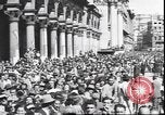 Standbild Übergabe Feier am Duomo di Milano Milano Italien, 1945, aus Sekunde 22 historischem Filmmaterial Videoclip 65675059076