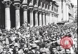 Standbild Übergabe Feier am Duomo di Milano Milano Italien, 1945, aus Sekunde 23 historischem Filmmaterial Videoclip 65675059076