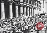 Standbild Übergabe Feier am Duomo di Milano Milano Italien, 1945, aus Sekunde 24 historischem Filmmaterial Videoclip 65675059076