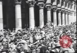 Standbild Übergabe Feier am Duomo di Milano Milano Italien, 1945, aus Sekunde 25 historischem Filmmaterial Videoclip 65675059076