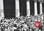 Standbild Übergabe Feier am Duomo di Milano Milano Italien, 1945, aus Sekunde 27 historischem Filmmaterial Videoclip 65675059076
