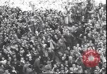 Standbild Übergabe Feier am Duomo di Milano Milano Italien, 1945, aus Sekunde 29 historischem Filmmaterial Videoclip 65675059076
