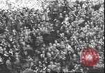 Standbild Übergabe Feier am Duomo di Milano Milano Italien, 1945, aus Sekunde 30 historischem Filmmaterial Videoclip 65675059076