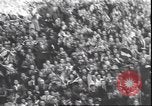 Standbild Übergabe Feier am Duomo di Milano Milano Italien, 1945, aus Sekunde 31 historischem Filmmaterial Videoclip 65675059076