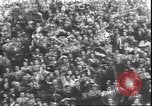 Standbild Übergabe Feier am Duomo di Milano Milano Italien, 1945, aus Sekunde 32 historischem Filmmaterial Videoclip 65675059076