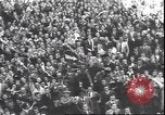 Standbild Übergabe Feier am Duomo di Milano Milano Italien, 1945, aus Sekunde 33 historischem Filmmaterial Videoclip 65675059076