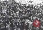 Standbild Übergabe Feier am Duomo di Milano Milano Italien, 1945, aus Sekunde 35 historischem Filmmaterial Videoclip 65675059076
