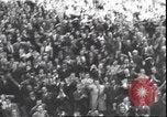 Standbild Übergabe Feier am Duomo di Milano Milano Italien, 1945, aus Sekunde 36 historischem Filmmaterial Videoclip 65675059076