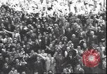 Standbild Übergabe Feier am Duomo di Milano Milano Italien, 1945, aus Sekunde 38 historischem Filmmaterial Videoclip 65675059076