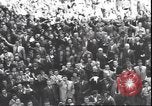 Standbild Übergabe Feier am Duomo di Milano Milano Italien, 1945, aus Sekunde 39 historischem Filmmaterial Videoclip 65675059076