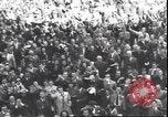 Standbild Übergabe Feier am Duomo di Milano Milano Italien, 1945, aus Sekunde 40 historischem Filmmaterial Videoclip 65675059076