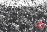 Standbild Übergabe Feier am Duomo di Milano Milano Italien, 1945, aus Sekunde 41 historischem Filmmaterial Videoclip 65675059076