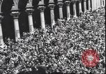 Standbild Übergabe Feier am Duomo di Milano Milano Italien, 1945, aus Sekunde 43 historischem Filmmaterial Videoclip 65675059076