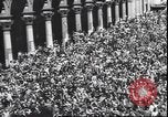 Standbild Übergabe Feier am Duomo di Milano Milano Italien, 1945, aus Sekunde 44 historischem Filmmaterial Videoclip 65675059076