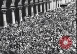 Standbild Übergabe Feier am Duomo di Milano Milano Italien, 1945, aus Sekunde 45 historischem Filmmaterial Videoclip 65675059076