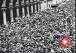Standbild Übergabe Feier am Duomo di Milano Milano Italien, 1945, aus Sekunde 46 historischem Filmmaterial Videoclip 65675059076