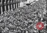 Standbild Übergabe Feier am Duomo di Milano Milano Italien, 1945, aus Sekunde 47 historischem Filmmaterial Videoclip 65675059076