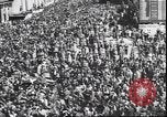Standbild Übergabe Feier am Duomo di Milano Milano Italien, 1945, aus Sekunde 50 historischem Filmmaterial Videoclip 65675059076