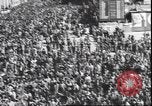 Standbild Übergabe Feier am Duomo di Milano Milano Italien, 1945, aus Sekunde 51 historischem Filmmaterial Videoclip 65675059076