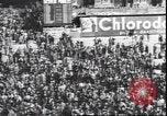 Standbild Übergabe Feier am Duomo di Milano Milano Italien, 1945, aus Sekunde 53 historischem Filmmaterial Videoclip 65675059076