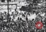 Standbild Übergabe Feier am Duomo di Milano Milano Italien, 1945, aus Sekunde 58 historischem Filmmaterial Videoclip 65675059076