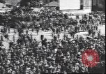 Standbild Übergabe Feier am Duomo di Milano Milano Italien, 1945, aus Sekunde 61 historischem Filmmaterial Videoclip 65675059076