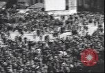 Standbild Übergabe Feier am Duomo di Milano Milano Italien, 1945, aus Sekunde 62 historischem Filmmaterial Videoclip 65675059076