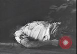 Standbild Leiche von Mussolini Italien, 1945, aus Sekunde 13 historischem Filmmaterial Videoclip 65675059077