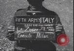 Immagine di Civili italiani Milano Italia, 1945, secondo 4 filmato di repertorio 65675059079