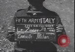 Immagine di Civili italiani Milano Italia, 1945, secondo 5 filmato di repertorio 65675059079