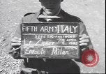 Immagine di Civili italiani Milano Italia, 1945, secondo 6 filmato di repertorio 65675059079