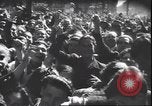 Immagine di Civili italiani Milano Italia, 1945, secondo 10 filmato di repertorio 65675059079