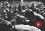Immagine di Civili italiani Milano Italia, 1945, secondo 12 filmato di repertorio 65675059079
