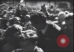 Immagine di Civili italiani Milano Italia, 1945, secondo 13 filmato di repertorio 65675059079