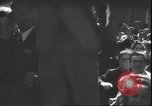 Immagine di Civili italiani Milano Italia, 1945, secondo 15 filmato di repertorio 65675059079