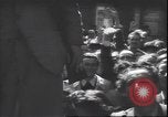 Immagine di Civili italiani Milano Italia, 1945, secondo 16 filmato di repertorio 65675059079