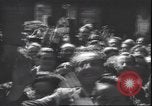 Immagine di Civili italiani Milano Italia, 1945, secondo 17 filmato di repertorio 65675059079