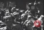 Immagine di Civili italiani Milano Italia, 1945, secondo 18 filmato di repertorio 65675059079