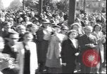 Immagine di Civili italiani Milano Italia, 1945, secondo 20 filmato di repertorio 65675059079