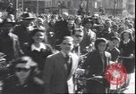 Immagine di Civili italiani Milano Italia, 1945, secondo 24 filmato di repertorio 65675059079