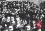 Immagine di Civili italiani Milano Italia, 1945, secondo 26 filmato di repertorio 65675059079