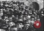 Immagine di Civili italiani Milano Italia, 1945, secondo 27 filmato di repertorio 65675059079