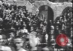 Immagine di Civili italiani Milano Italia, 1945, secondo 28 filmato di repertorio 65675059079