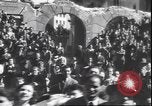 Immagine di Civili italiani Milano Italia, 1945, secondo 29 filmato di repertorio 65675059079