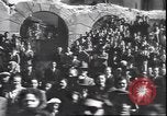 Immagine di Civili italiani Milano Italia, 1945, secondo 30 filmato di repertorio 65675059079