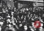 Immagine di Civili italiani Milano Italia, 1945, secondo 35 filmato di repertorio 65675059079
